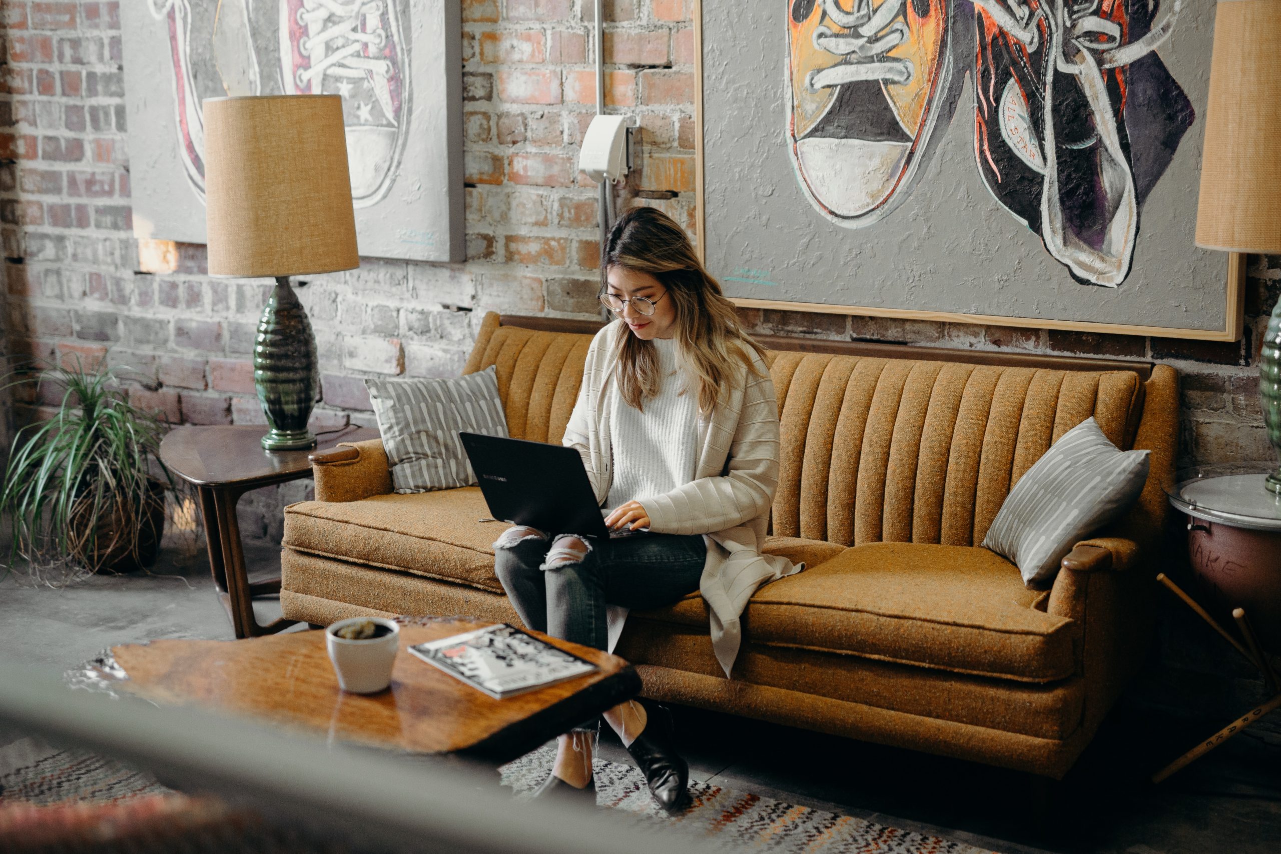 Sofa und Hängematte im Büro. Faulheit oder Must-have im New Work?